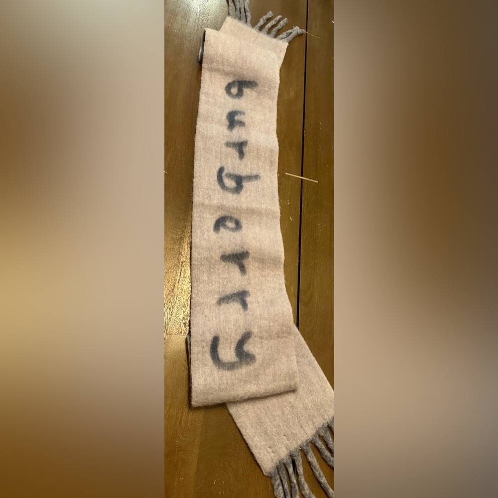 NEW NEVER WORN Authentic Burberry Alpaca/Wool Scarf